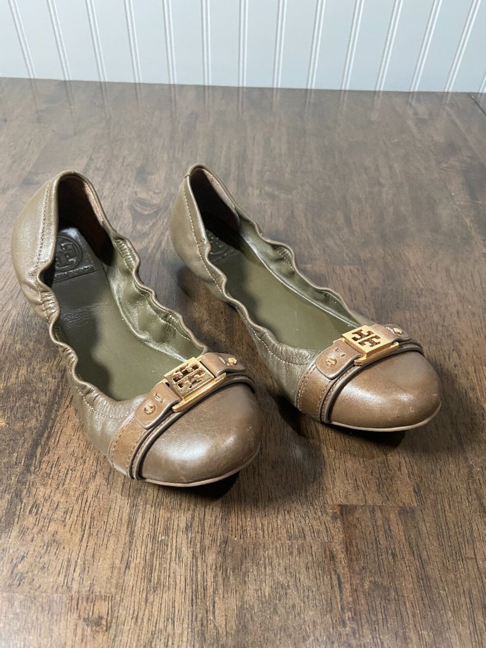 Tory Burch Ambrose Scrunch Ballet Flats Gold Logo Olive Brown Leather Size 10M